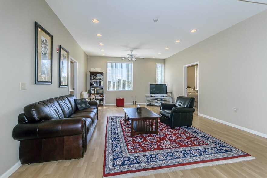 More Photos Of 1010 Davis St, Jacksonville Office For Lease