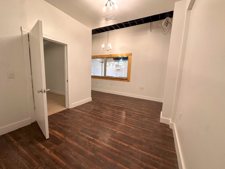 More Photos Of 2709 Westerville Rd, Columbus Light Manufacturing For Sale