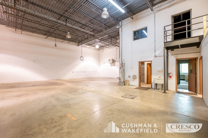 More Photos Of 4461-4463 Renaissance Pky, Cleveland Flex For Sale