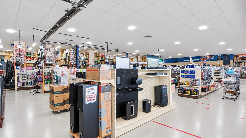 More Photos Of 2500 Blvd Taschereau, Lemoyne General Retail For Sale