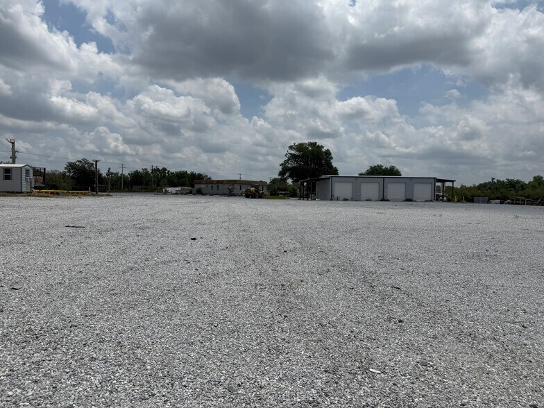 More Photos Of 2909 Sammonds Rd, Plant City Manufacturing For Lease