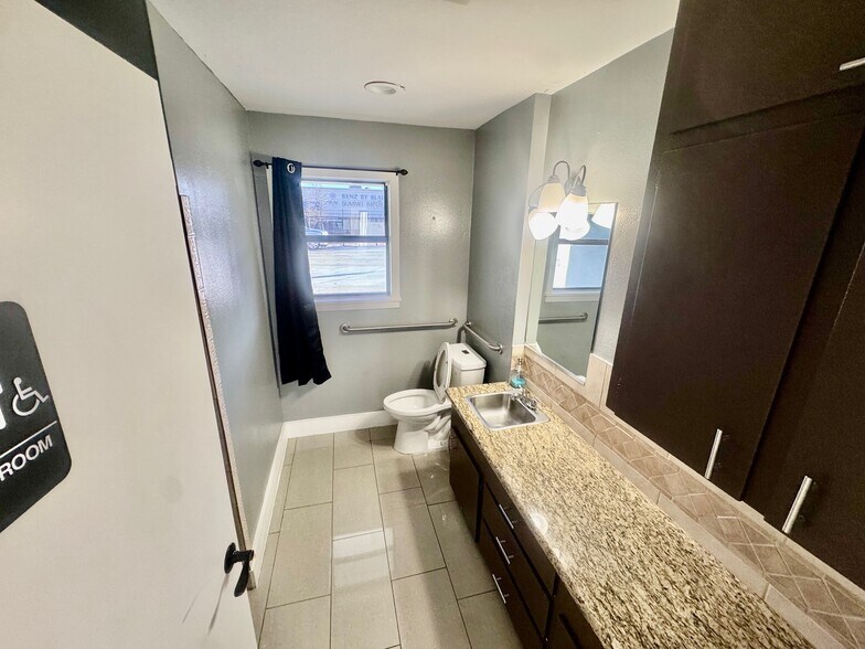 More Photos Of 5638 Star Ln, Houston Auto Dealership For Lease