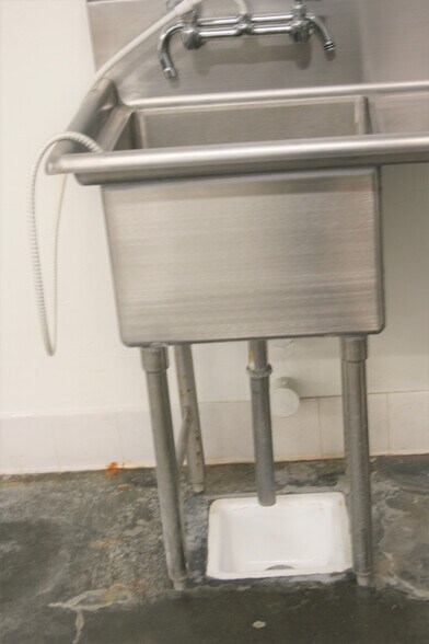 More Photos Of 12970 Branford St, Pacoima Warehouse For Lease