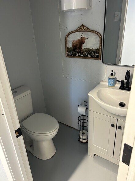 More Photos Of 302 N Main St, Collinsville Light Manufacturing For Lease