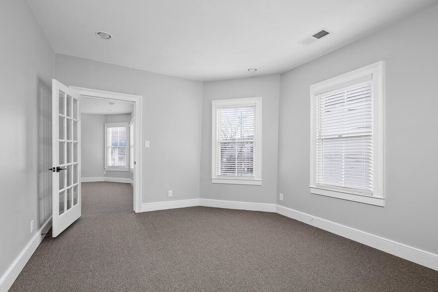 More Photos Of 640-642 W Main St, Lexington Office For Lease