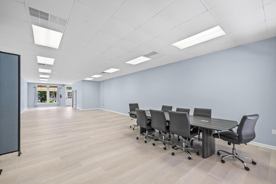 More Photos Of 913 Gulf Breeze Pky, Gulf Breeze Storefront Retail Office For Sale