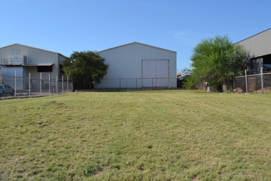 More Photos Of 205 W Ryan St, Laredo Light Distribution For Sale