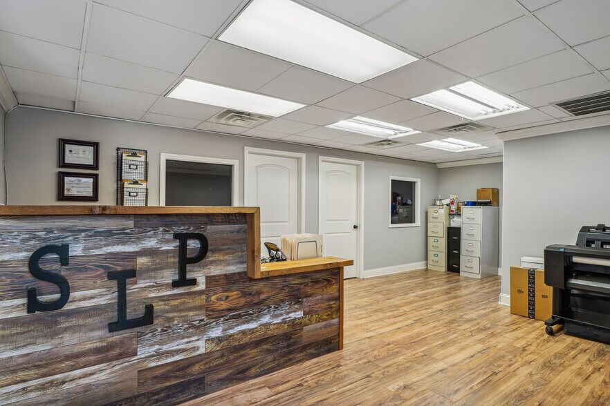 More Photos Of 2501 Florida Ave, Kenner Light Distribution For Sale