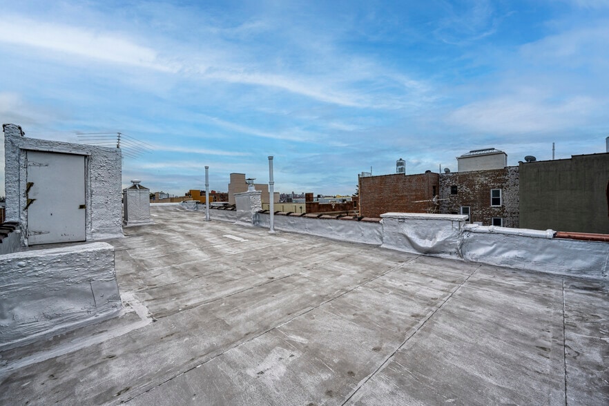 More Photos Of 3172 44th St, Astoria Multifamily For Sale