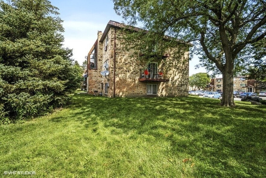 More Photos Of 1747 W Chariot Ct, Mount Prospect Apartments For Sale