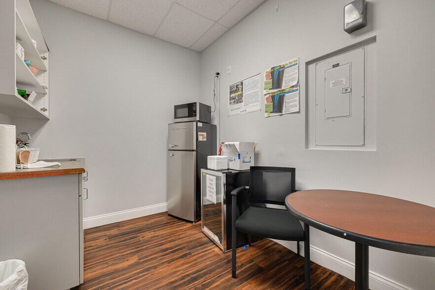More Photos Of 1015-1033 W Bay Dr, Largo Freestanding For Lease