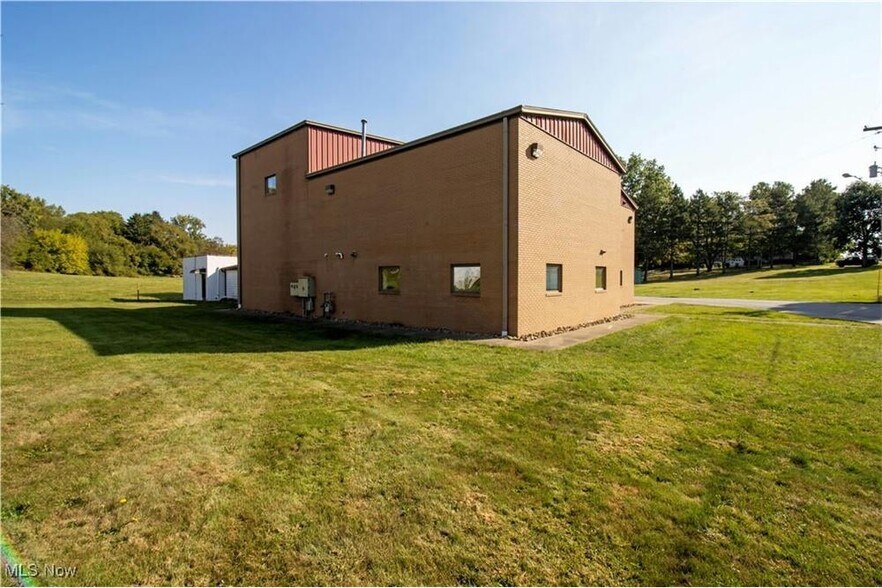 More Photos Of 390 E Wood St, Shreve Flex For Lease