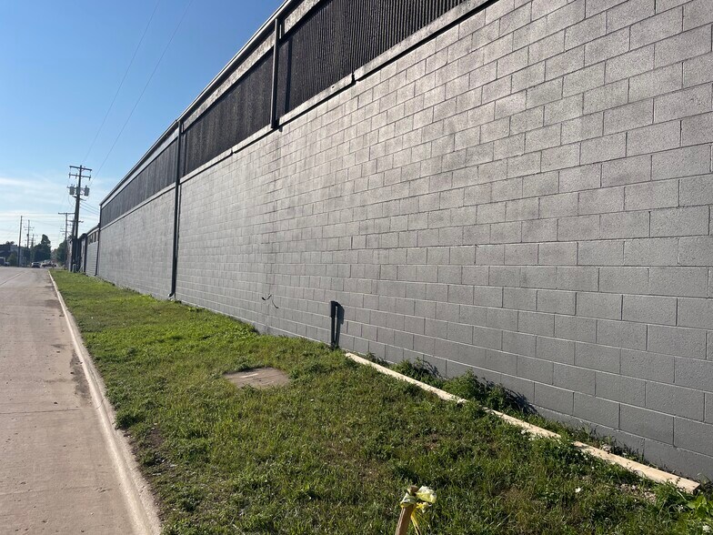 More Photos Of 200 9th St, Green Bay Warehouse For Lease