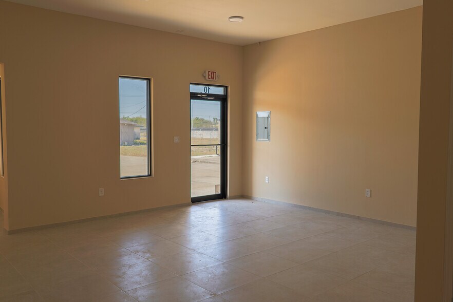 More Photos Of 2418 W Palma Vista Dr, Palmview General Retail For Lease