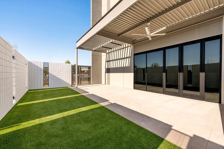 More Photos Of 811 W Warner Rd, Tempe Distribution For Sale