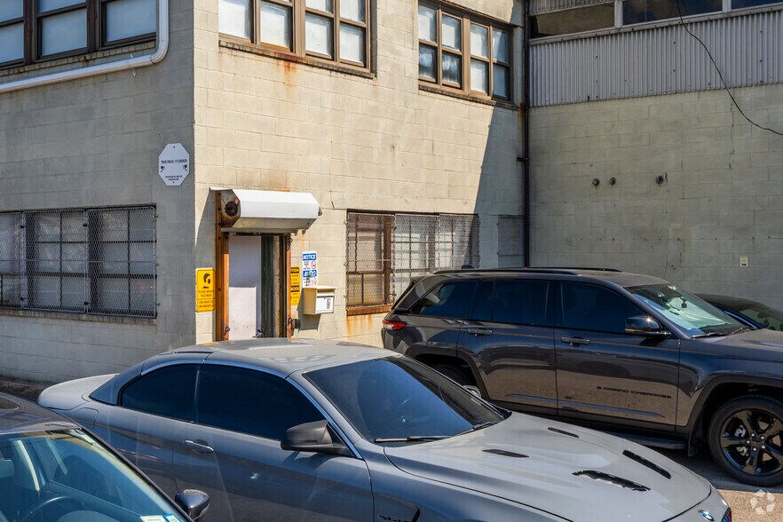 More Photos Of 9 29th St, Brooklyn Distribution For Lease