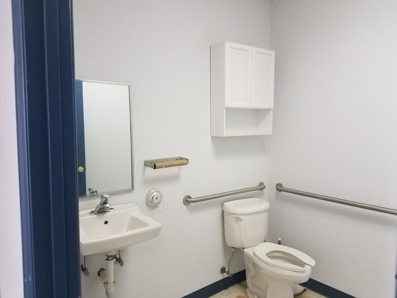 More Photos Of 680 Crown Industrial Ct, Chesterfield Flex For Lease