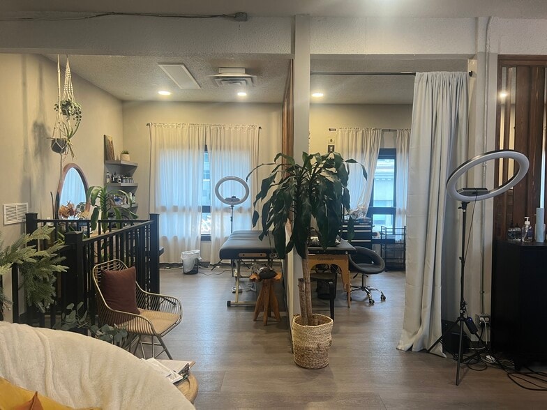 More Photos Of 207 12th Ave SW, Calgary Storefront For Lease