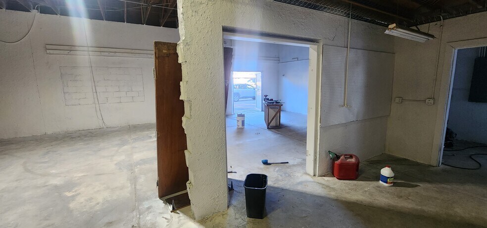 More Photos Of 284 S Center St, Pierson Auto Repair For Lease
