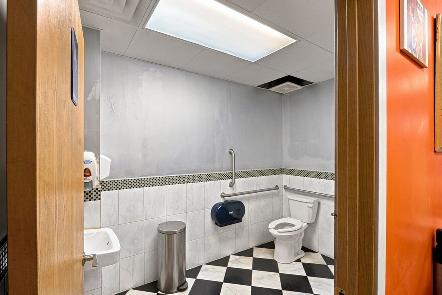 More Photos Of 3749 Cedar Ave S, Minneapolis Restaurant For Lease