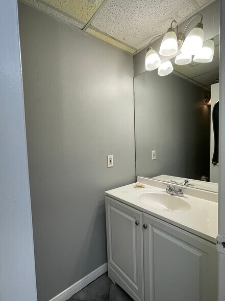 More Photos Of 14347 Torrey Chase Blvd, Houston Office For Sale