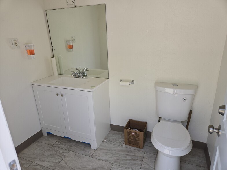 More Photos Of 10 Daisy Ave, Lodi Warehouse For Lease
