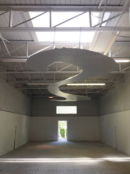 More Photos Of 1341 Plowman Ave, Dallas Light Manufacturing For Lease