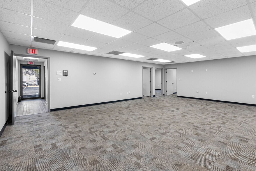 More Photos Of 4412 W Osborne Ave, Tampa Showroom For Sale