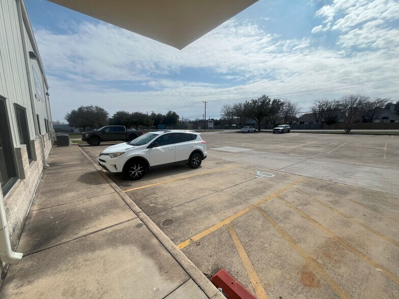 More Photos Of 1608 Royston Ln, Pflugerville Office For Sale