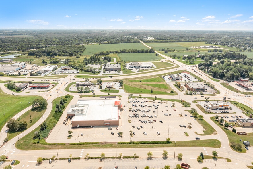 More Photos Of 2206 Barnes Blvd, Rockford Supermarket For Sale