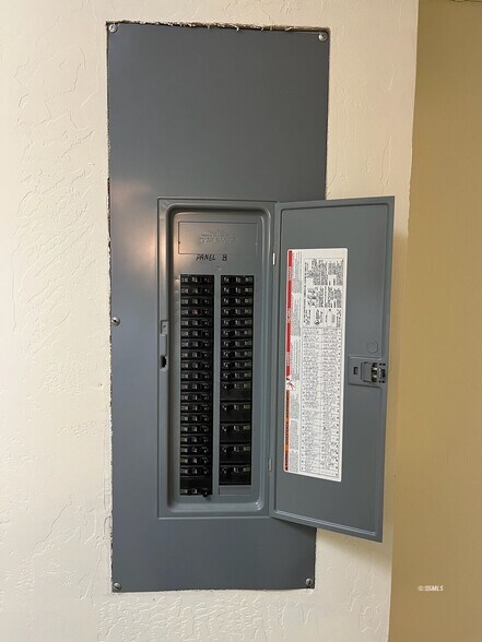 More Photos Of 1014 Kyle Ct, Ridgecrest Warehouse For Sale