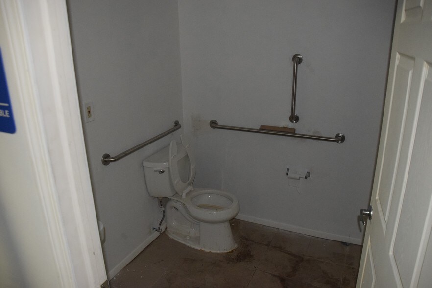 More Photos Of 21048-21054 Kelly Rd, Eastpointe Storefront For Sale