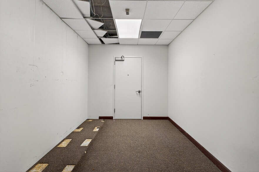 More Photos Of 18031 S Tamiami Trl, Fort Myers Bank For Lease