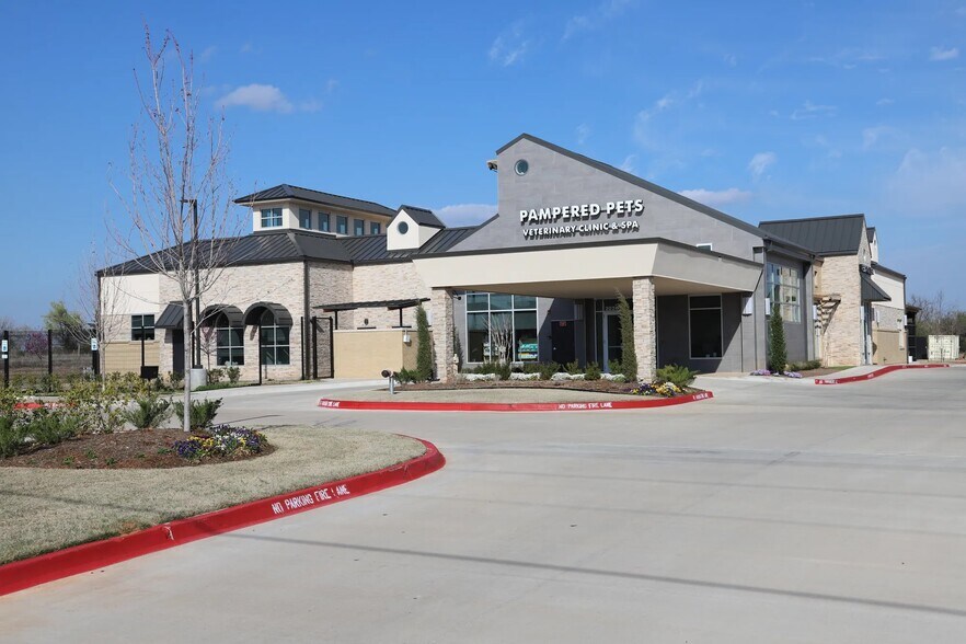 More Photos Of 2020 N Kelly Ave, Edmond Veterinarian Kennel For Sale