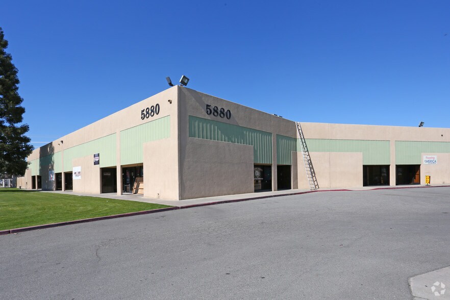 Primary Photo Of 5880 District Blvd, Bakersfield Showroom For Lease