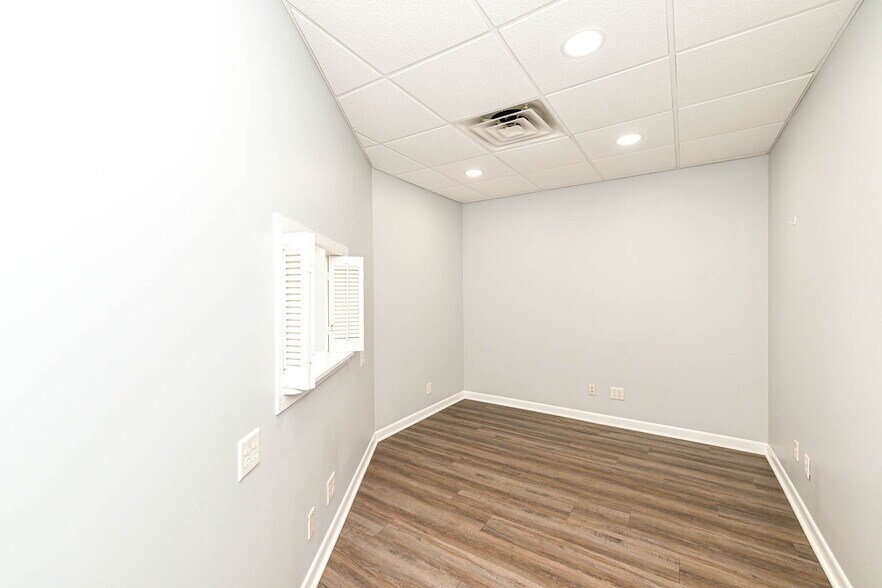 More Photos Of 3455 Shelby St, Indianapolis Office For Sale
