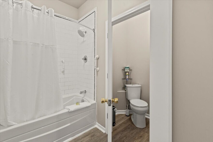 More Photos Of 49 Florida Ave, Amsterdam Hospitality For Sale