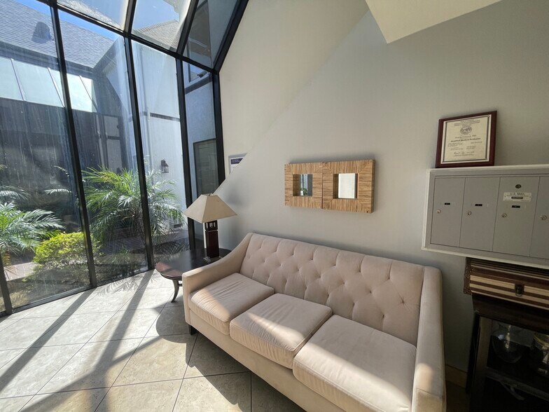 More Photos Of 14654-14664 Victory Blvd, Van Nuys Office For Lease