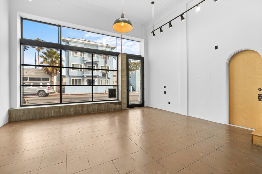 More Photos Of 901-907 Pacific Ave, Venice Storefront For Lease