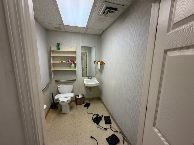 More Photos Of 256 Vann Dr, Jackson Storefront Retail Office For Sale