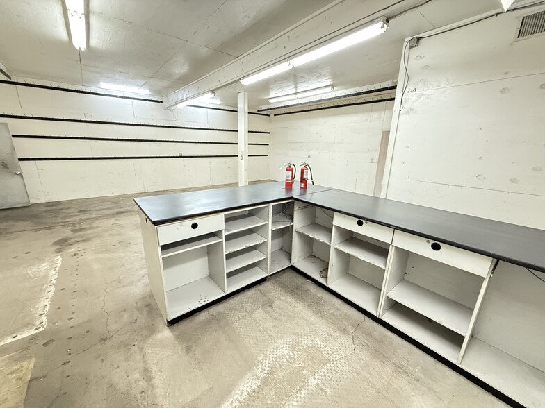 More Photos Of 11104 N Lamar Blvd, Austin Showroom For Lease