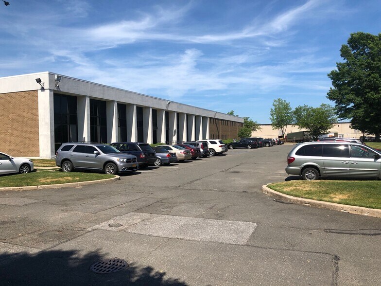 More Photos Of 270 Spagnoli Rd, Melville Office For Lease