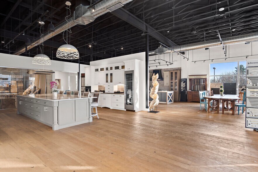 More Photos Of 47 Newbury St, Peabody Freestanding For Lease