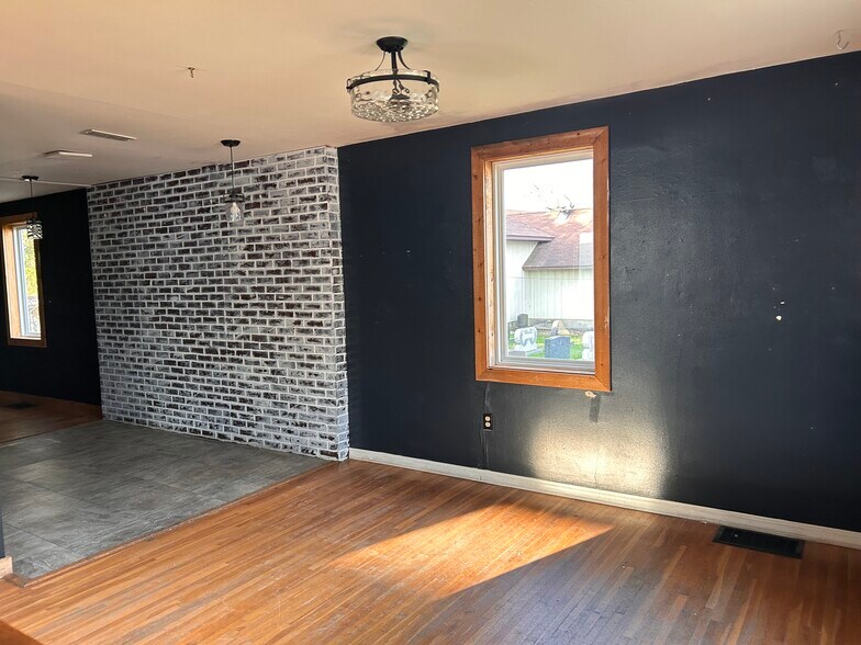 More Photos Of 310 E Washington St, Cuba Flex For Sale