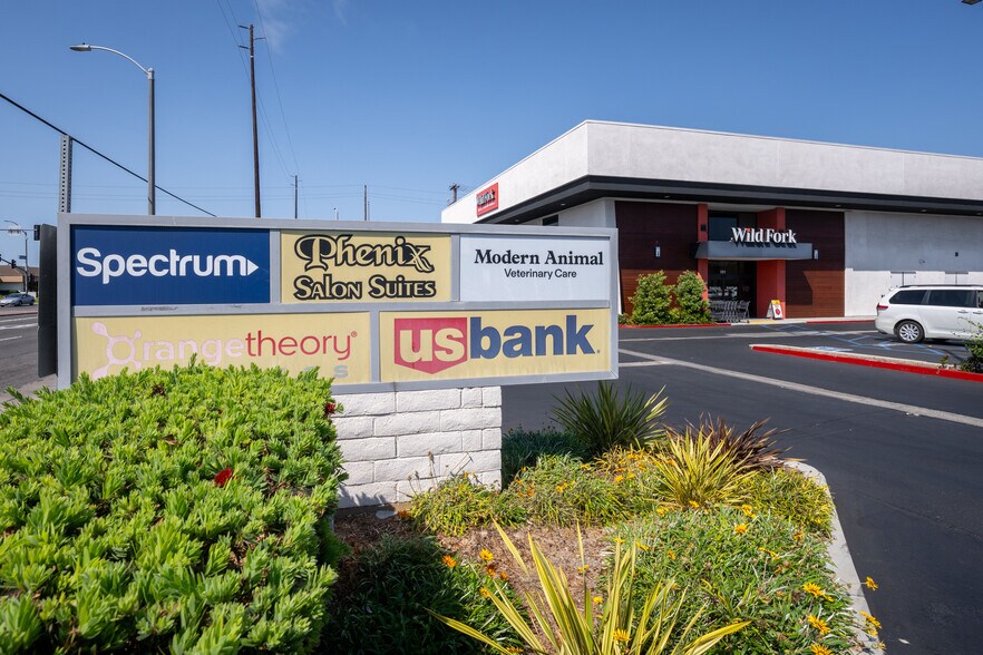 More Photos Of 20052 Brookhurst St, Huntington Beach General Retail For Lease