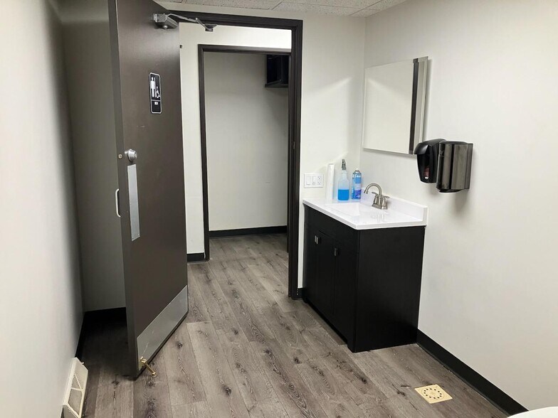 More Photos Of 1010 251 Hwy, Rochelle Office For Sale