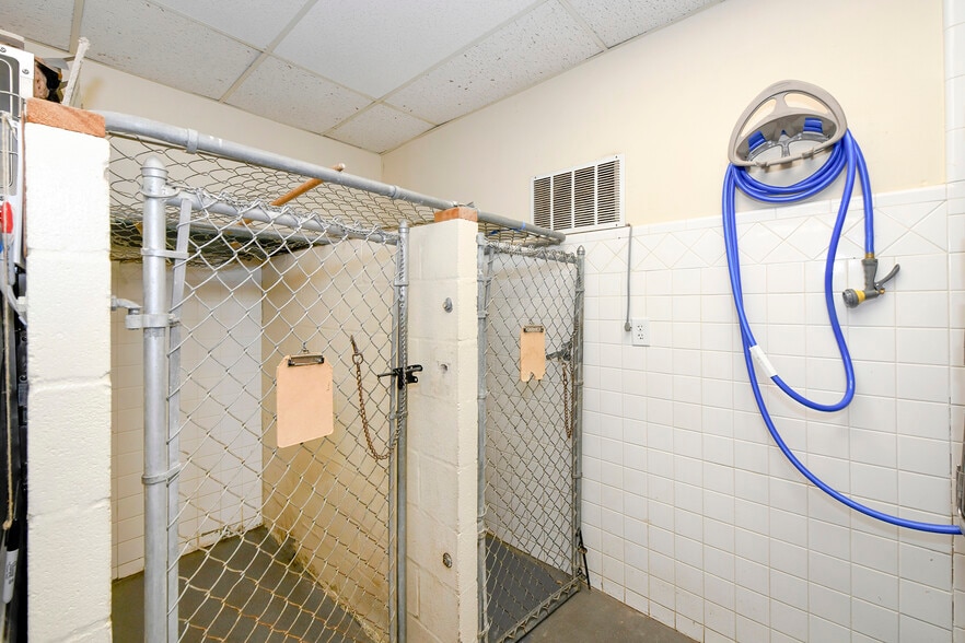 More Photos Of 13039 Nacogdoches Rd, San Antonio Veterinarian Kennel For Sale