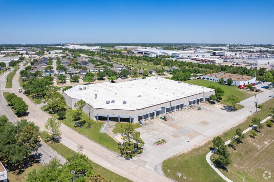 More Photos Of 16420 W Hardy Rd, Houston Light Distribution For Lease