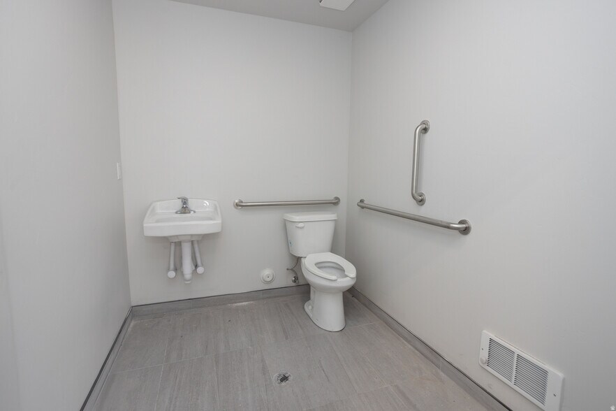 More Photos Of 385 S Main St, Richfield Storefront For Lease