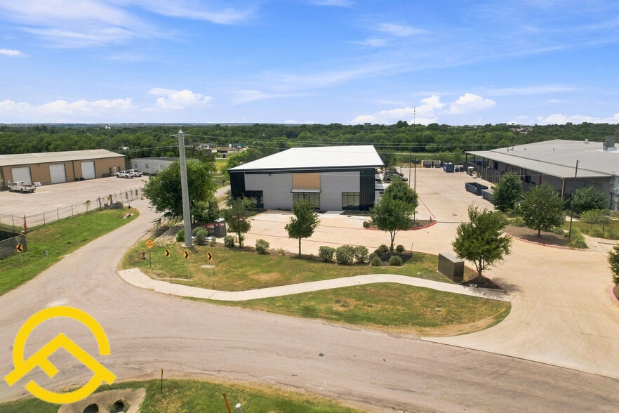 More Photos Of 300 Co Rd 199, Hutto Flex For Lease